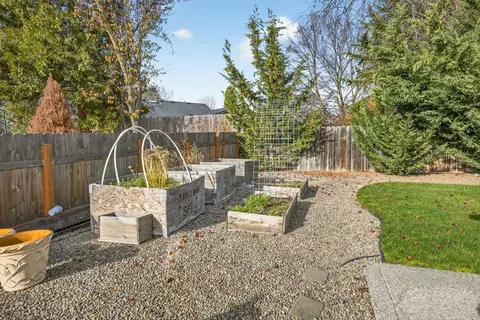 Exterior - 577 C St, Phoenix, OR 97535 photo 10 of 14
