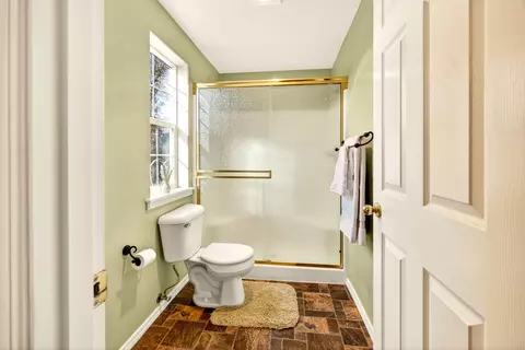 Bath - 577 C St, Phoenix, OR 97535 photo 3 of 3