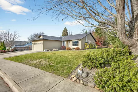 Exterior - 577 C St, Phoenix, OR 97535 photo 9 of 14