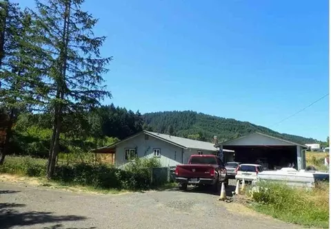 703 Main St, Yoncalla, OR 97499