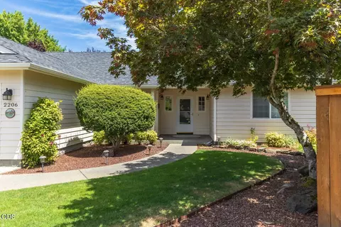 2206 Egret Ct, Grants Pass, OR 97526