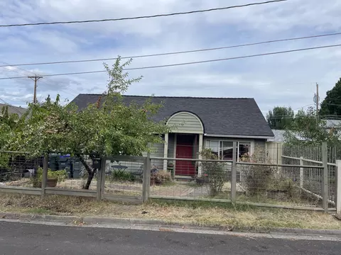 36 Dewey St, Ashland, OR 97520