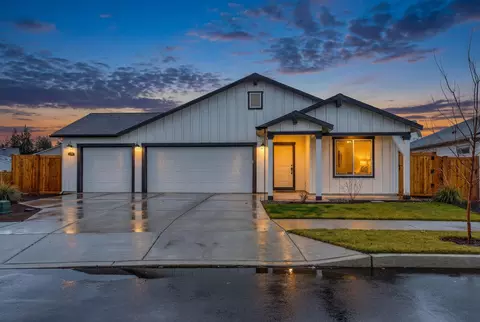 1062 NW Walnut Ave, Redmond, OR 97756