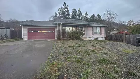 1023 NE Primrose Pl, Grants Pass, OR 97526