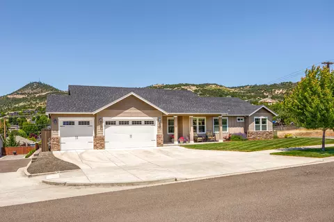 4833 Hathaway Dr, Medford, OR 97504