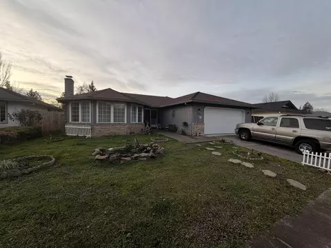 2451 Powell St, Medford, OR 97504