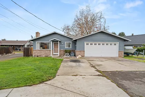 2744 Merriman Rd, Medford, OR 97501
