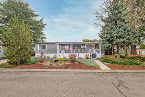 1113 Lee Roze Ln, Grants Pass, OR 97527