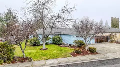 125 Meadow View Dr, Phoenix, OR 97535 photo 2