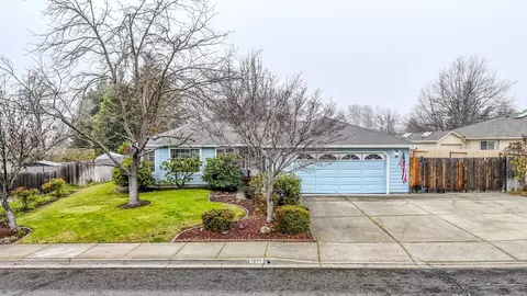 125 Meadow View Dr, Phoenix, OR 97535