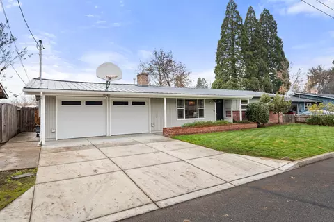 907 Comet Ave, Central Point, OR 97502