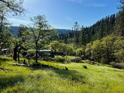 5885 Crowfoot Rd, Trail, OR 97541
