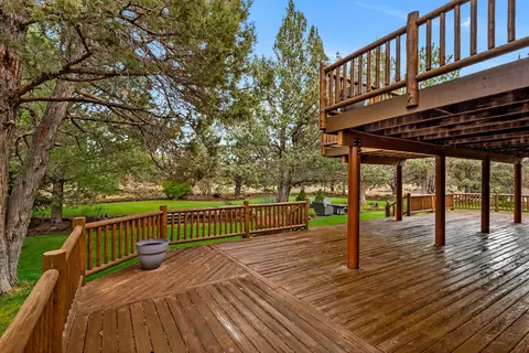 Exterior - 18070 Cascade Estates Dr, Bend, OR 97703 photo 4 of 9