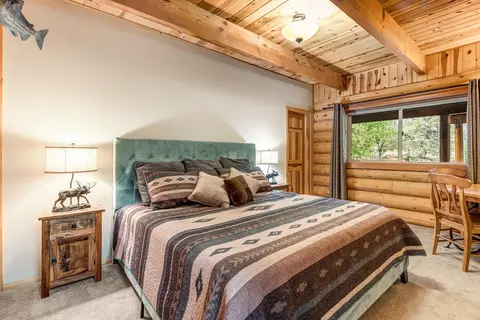 Bedroom - 18070 Cascade Estates Dr, Bend, OR 97703 photo 3 of 4