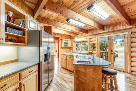 Kitchen - 18070 Cascade Estates Dr, Bend, OR 97703 photo 2 of 4