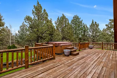 Exterior - 18070 Cascade Estates Dr, Bend, OR 97703 photo 3 of 9