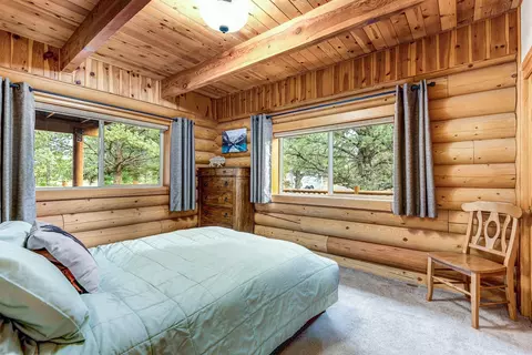 Bedroom - 18070 Cascade Estates Dr, Bend, OR 97703 photo 4 of 4