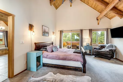 Bedroom - 18070 Cascade Estates Dr, Bend, OR 97703 photo 1 of 4