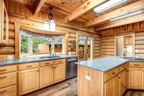 Kitchen - 18070 Cascade Estates Dr, Bend, OR 97703 photo 3 of 4