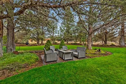 Exterior - 18070 Cascade Estates Dr, Bend, OR 97703 photo 7 of 9