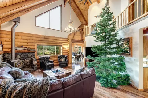 Living - 18070 Cascade Estates Dr, Bend, OR 97703 photo 1 of 5