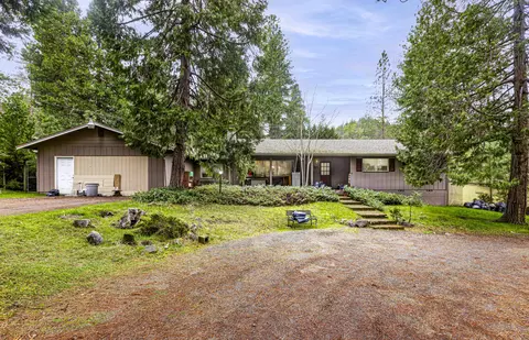 251 Surrey Dr, Grants Pass, OR 97526