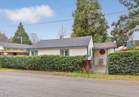 1400 Playford Ln, Grants Pass, OR 97527