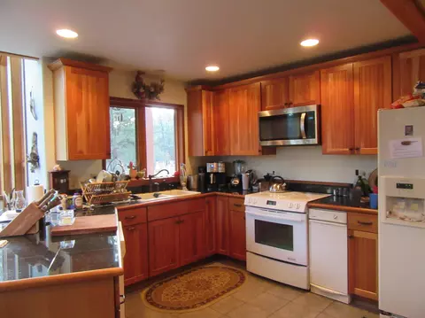 Kitchen - 16144 Sprague River Rd, Chiloquin, OR 97624 photo 2 of 5