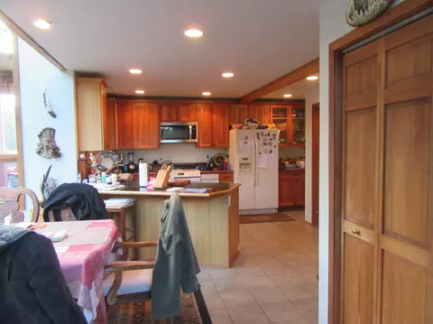 Kitchen - 16144 Sprague River Rd, Chiloquin, OR 97624 photo 4 of 5