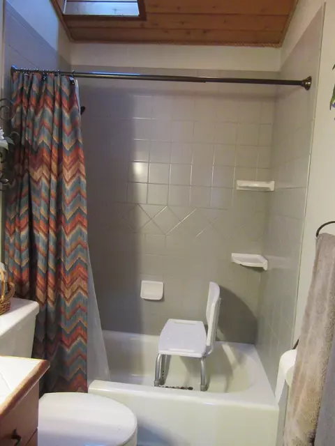 Bath - 16144 Sprague River Rd, Chiloquin, OR 97624 photo 5 of 7