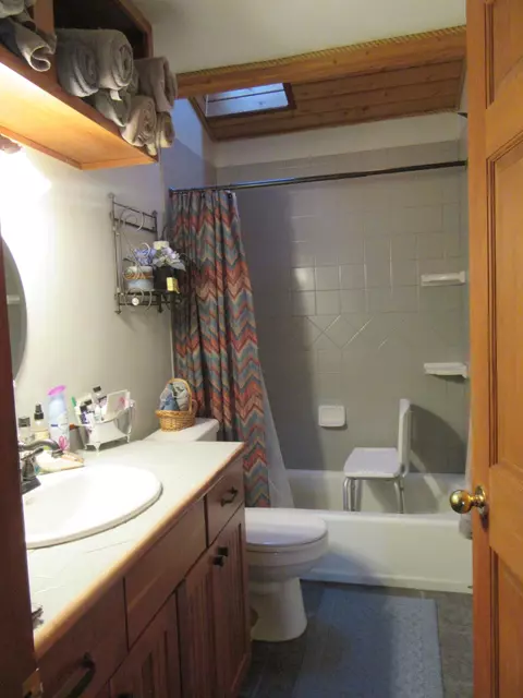 Bath - 16144 Sprague River Rd, Chiloquin, OR 97624 photo 3 of 7