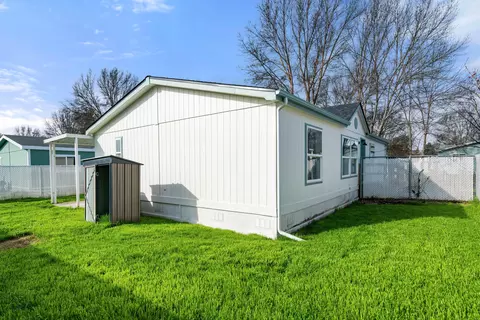 633 E Archwood Dr UNIT 70, Eagle Point, OR 97524 photo 3