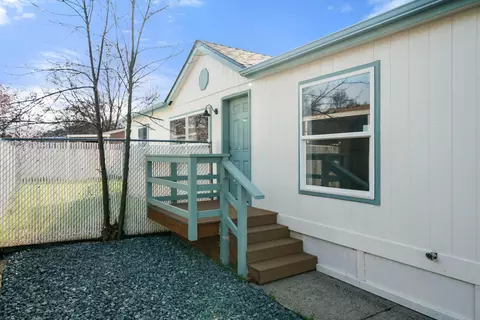 633 E Archwood Dr UNIT 70, Eagle Point, OR 97524 photo 2