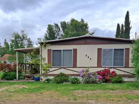843 Fruitdale Dr, Grants Pass, OR 97527