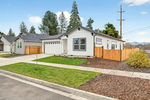 Exterior - 348 Cascade Dr, Central Point, OR 97502 photo 2 of 9