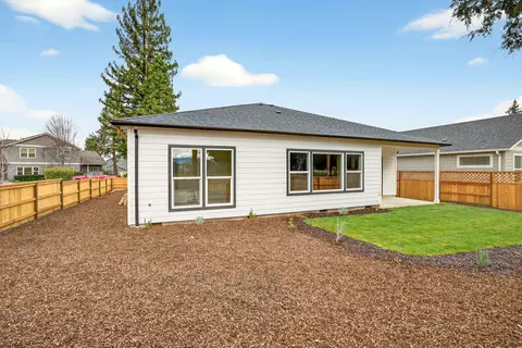 Exterior - 348 Cascade Dr, Central Point, OR 97502 photo 7 of 9