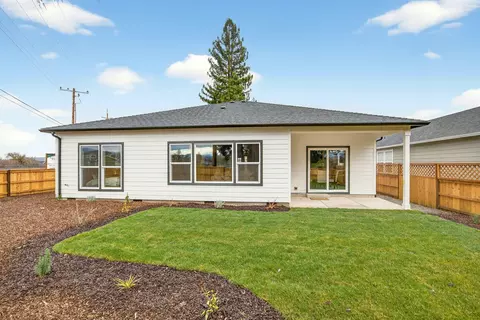 Exterior - 348 Cascade Dr, Central Point, OR 97502 photo 6 of 9