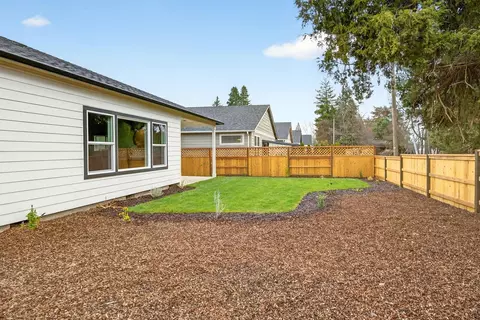 Exterior - 348 Cascade Dr, Central Point, OR 97502 photo 9 of 9