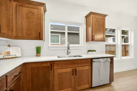 Kitchen - 348 Cascade Dr, Central Point, OR 97502 photo 7 of 8