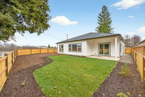 Exterior - 348 Cascade Dr, Central Point, OR 97502 photo 4 of 9