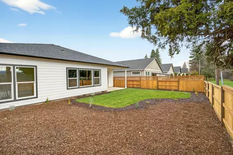 Exterior - 348 Cascade Dr, Central Point, OR 97502 photo 8 of 9
