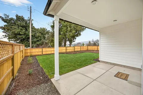 Exterior - 348 Cascade Dr, Central Point, OR 97502 photo 3 of 9