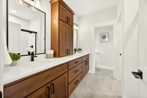 Bath - 348 Cascade Dr, Central Point, OR 97502 photo 1 of 5