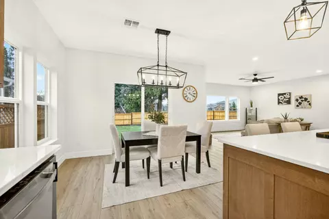 Dining - 348 Cascade Dr, Central Point, OR 97502 photo 2 of 2