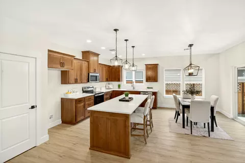 Kitchen - 348 Cascade Dr, Central Point, OR 97502 photo 1 of 8