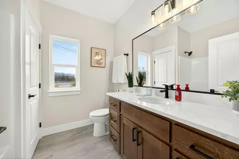 Bath - 348 Cascade Dr, Central Point, OR 97502 photo 5 of 5