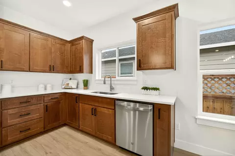 Kitchen - 348 Cascade Dr, Central Point, OR 97502 photo 3 of 8