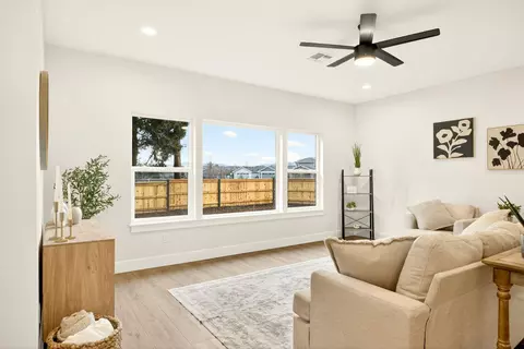 Living - 348 Cascade Dr, Central Point, OR 97502 photo 4 of 4