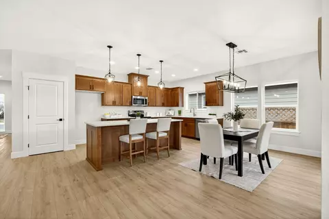 Dining - 348 Cascade Dr, Central Point, OR 97502 photo 1 of 2