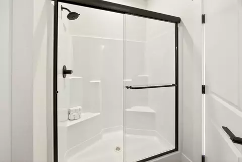 Bath - 348 Cascade Dr, Central Point, OR 97502 photo 4 of 5